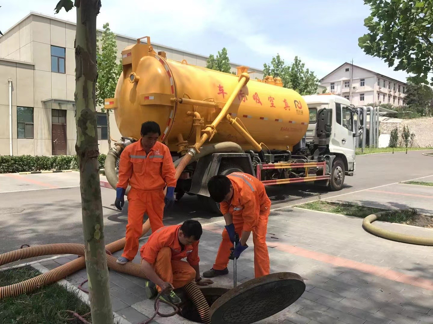 润州管道疏通车停在窨井附近