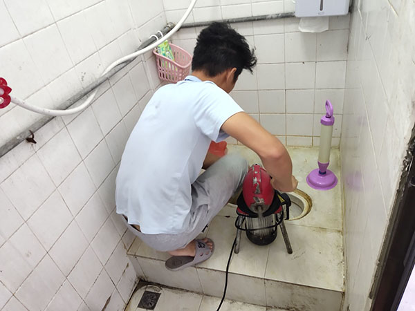 润州管道堵塞冒臭气 专业师傅现场解决问题
