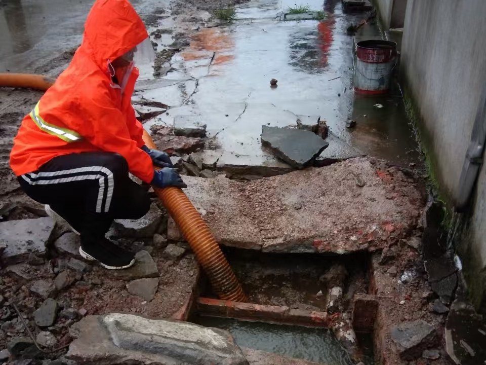 润州专业清理污水池 炜誉市政以规范流程守护城市 “肠道”